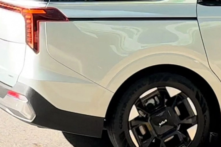 Thông số động cơ của Kia Carnival mới vẫn được giữ kín. Chỉ biết rằng, xe sẽ có 3 tùy chọn động cơ, bao gồm máy xăng, máy dầu và hệ truyền động hybrid mới. Trong đó, Kia Carnival Hybrid 2024 sẽ dùng động cơ xăng 4 xi-lanh, tăng áp, dung tích 1.6L. Có vẻ như mẫu MPV này sẽ dùng chung động cơ hybrid với Kia Sorento 2024.