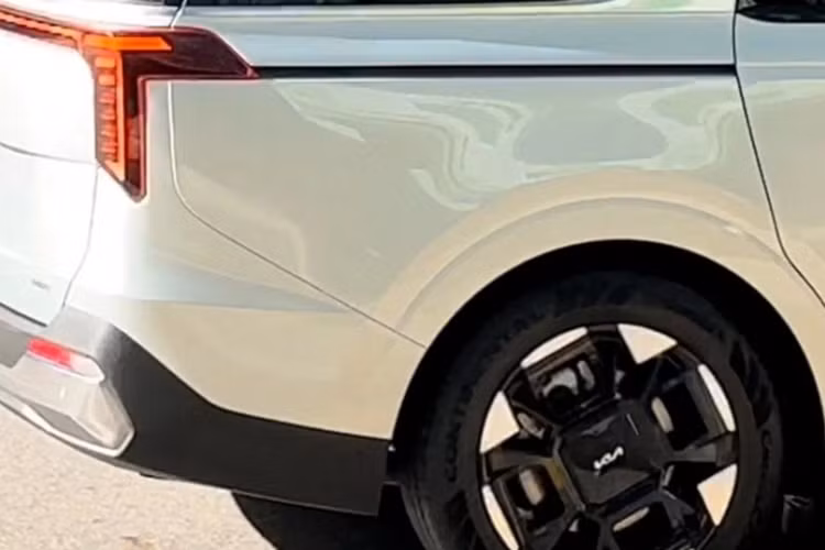 Thông số động cơ của Kia Carnival mới vẫn được giữ kín. Chỉ biết rằng, xe sẽ có 3 tùy chọn động cơ, bao gồm máy xăng, máy dầu và hệ truyền động hybrid mới. Trong đó, Kia Carnival Hybrid 2024 sẽ dùng động cơ xăng 4 xi-lanh, tăng áp, dung tích 1.6L. Có vẻ như mẫu MPV này sẽ dùng chung động cơ hybrid với Kia Sorento 2024.