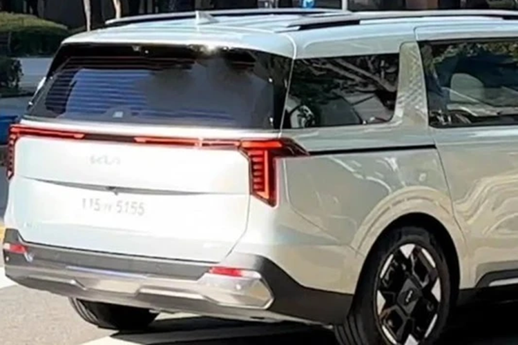 Ở phía sau, Kia Carnival 2024 được bổ sung cụm đèn hậu với thiết kế nằm dọc tương tự đèn pha. Đèn hậu cũng nối với nhau bằng dải đèn mỏng nằm vắt ngang đuôi xe, giống với Kia Sorento 2024. Ngoài đèn hậu, hãng Kia còn thay đổi cả thiết kế của cản sau và cửa cốp. Chưa hết, hãng Kia còn bổ sung phiên bản Gravity mới cho mẫu MPV này.