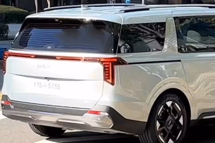 Ở phía sau, Kia Carnival 2024 được bổ sung cụm đèn hậu với thiết kế nằm dọc tương tự đèn pha. Đèn hậu cũng nối với nhau bằng dải đèn mỏng nằm vắt ngang đuôi xe, giống với Kia Sorento 2024. Ngoài đèn hậu, hãng Kia còn thay đổi cả thiết kế của cản sau và cửa cốp. Chưa hết, hãng Kia còn bổ sung phiên bản Gravity mới cho mẫu MPV này.