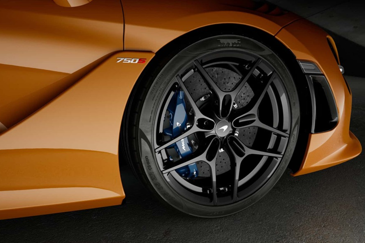 Màu Monaco White lấy cảm hứng từ màu trắng chủ yếu của giải đua Monaco Grand Prix năm 1984 chiến thắng MP4/2. Màu sơn thứ 3 là xám ánh kim Le Mans Grey, sự tôn vinh dành cho F1 GTR chiến thắng từ 24 Hours of Le Mans năm 1995.