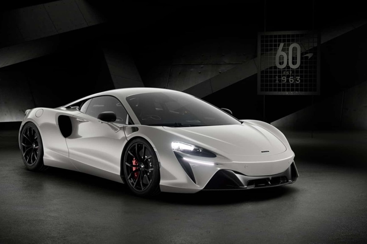 Tất cả đều nhận tấm bảng có logo bằng nhôm sáng bóng, trong khi 750S với gói sọc Triple Crown tấm bảng “1 trên 60” nổi bật tính độc quyền.