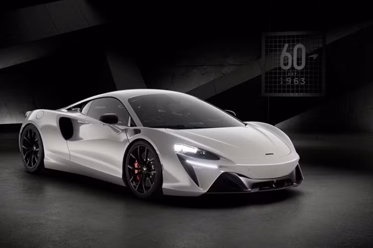 Tất cả đều nhận tấm bảng có logo bằng nhôm sáng bóng, trong khi 750S với gói sọc Triple Crown tấm bảng “1 trên 60” nổi bật tính độc quyền.