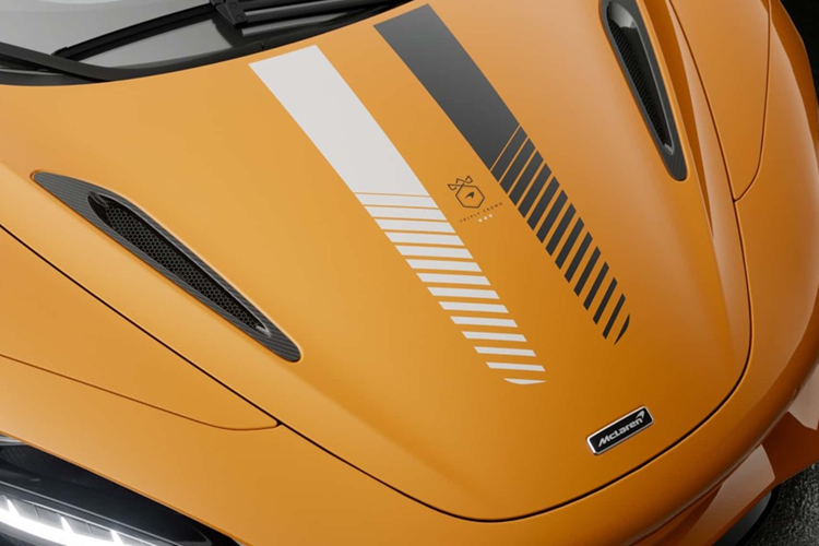 3 màu sơn ngoại thất, đều tôn vinh những chiếc xe chiến thắng đã giành Triple Crown cho McLaren, có sẵn trên dòng sản phẩm xe đường trường sản xuất hàng loạt. Indy Orange là một màu mới tái tạo và hiện đại hóa màu cam sáng của chiếc M16D chiến thắng Indy 500 năm 1974.