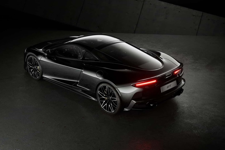 McLaren có nhiều cải tiến trong nội thất với các chi tiết kỷ niệm 60 năm đánh dấu tại trung tâm vô lăng sơn màu Indy Orange vị trí 12 giờ và phần vành bằng sợi carbon. Có thêm các sọc màu McLaren Triple Crown và trang bị lẫy chuyển số bằng sợi carbon.