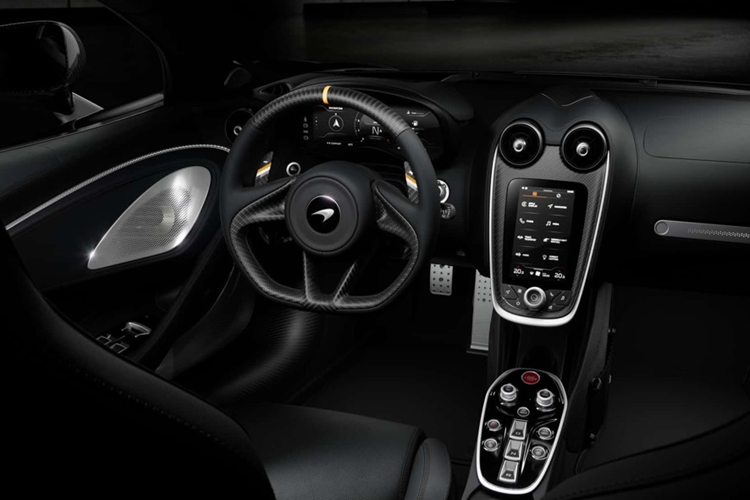 Màu sơn Indy Blue lấy cảm hứng từ chiến thắng Indianapolis 500, màu sắc phù hợp với màu xanh lam của số cuộc đua số 3 bởi chiếc M16D chiến thắng. Le Mans Gold tái tạo màu sắc của cùm phanh được trang bị cho McLaren F1 GTR huyền thoại. Các màu mới có sẵn trên 750S, GT và Artura.