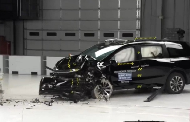 Kia Carnival, Toyota Sienna, Honda Odyssey chua tot o hang ghe sau-Hinh-2