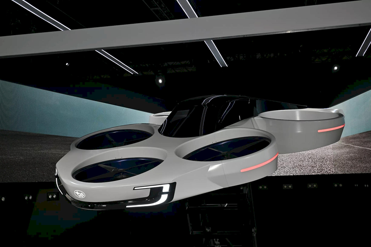 Trong khu vực trưng bày của Subaru, bên cạnh chiếc xe thể thao điện Sport Mobility Concept còn có một bản ý tưởng khác cũng rất thú vị là chiếc máy bay không người lái có 6 cánh kèm theo một khoang hành khách với vòm kính giống như trên xe hơi. Hệ thống chiếu sáng của chiếc máy bay này dường như cũng thừa hưởng các đường nét của xe Subaru hiện hành.