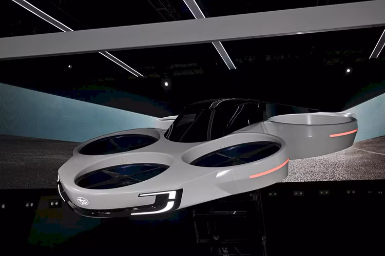 Trong khu vực trưng bày của Subaru, bên cạnh chiếc xe thể thao điện Sport Mobility Concept còn có một bản ý tưởng khác cũng rất thú vị là chiếc máy bay không người lái có 6 cánh kèm theo một khoang hành khách với vòm kính giống như trên xe hơi. Hệ thống chiếu sáng của chiếc máy bay này dường như cũng thừa hưởng các đường nét của xe Subaru hiện hành.