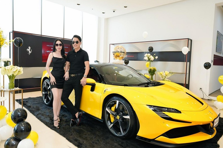 Vào cuối tháng 8/2023, đại gia Hoàng Kim Khánh tậu Ferrari SF90 Stradale từng đặt mua từ trước, mãi đến nay chiếc siêu xe sử dụng động cơ plug-in hybrid của đại gia này mới có biển số trắng.