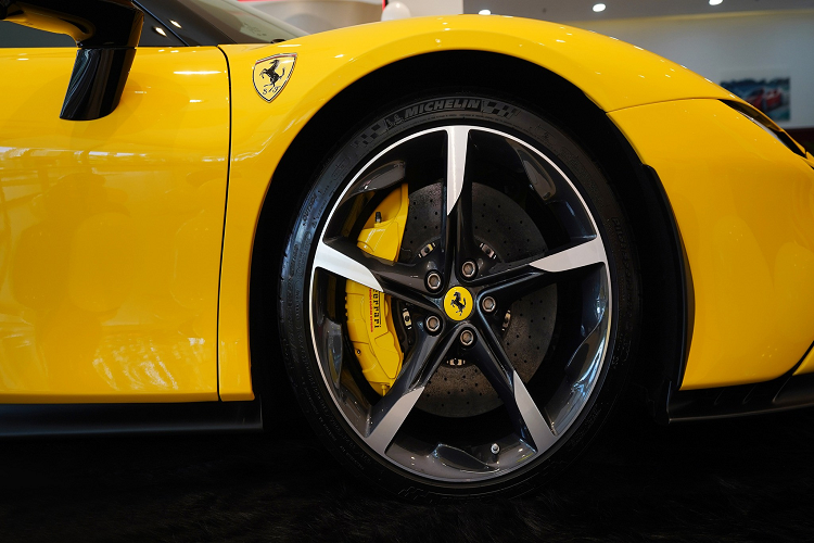 Cụ thể, ông Hoàng Kim Khánh đang sở hữu chiếc Aston Martin V8 Vantage biển 51G-888.68, Bentley Mulsanne EWB biển 51G-838.88, siêu xe Lamborghini Aventador S LP740-4 biển 51F-889.78, có thể thấy, các siêu xe, xe siêu sang này có biển số xuất hiện khá nhiều con số 8