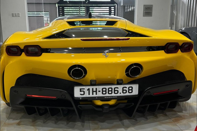 Khá thú vị là thay vì đấu giá biển số đẹp như các đại gia khác đang chơi, Hoàng Kim Khánh lại chọn việc bấm số Ferrari SF90 Stradale ngẫu nhiên, và kết quả cho ra cũng ấn tượng không kém gì đấu biển. Cụ thể, đại gia quê Hải Dương đã bấm được biển 51H-886.68 "lộc phát, phát lộc" cho chiếc siêu xe Ferrari SF90 Stradale của mình.