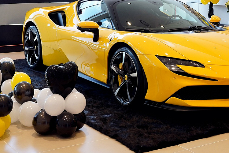 Trong đó, 1 mô-tơ điện nằm kẹp giữa động cơ V8 và hộp số tự động ly hợp kép 8 cấp mới. 2 mô-tơ điện còn lại được đặt trên cầu trước của Ferrari SF90 Stradale. Cung cấp năng lượng cho 3 mô-tơ điện có tổng công suất 217 mã lực này là cụm pin lithium-ion 7,9 kWh. Kết hợp 3 mô-tơ điện với động cơ xăng V8, siêu xe hybrid Ferrari SF90 Stradale có tổng công suất tối đa gần 1.000 mã lực.