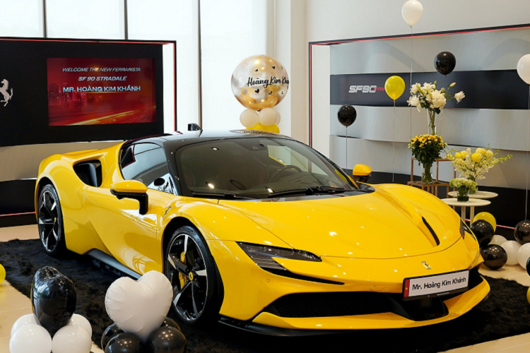 Ngoài ra, Ferrari SF90 Stradale có thể hoàn thành quãng đường 25 km chỉ bằng mô-tơ điện trên cầu trước. Theo như chia sẻ của đại gia Hải Dương, đây là siêu xe Ferrari SF90 Stradale đầu tiên được phân phối chính hãng tại Việt Nam, với giá bán trên 40 tỷ đồng.