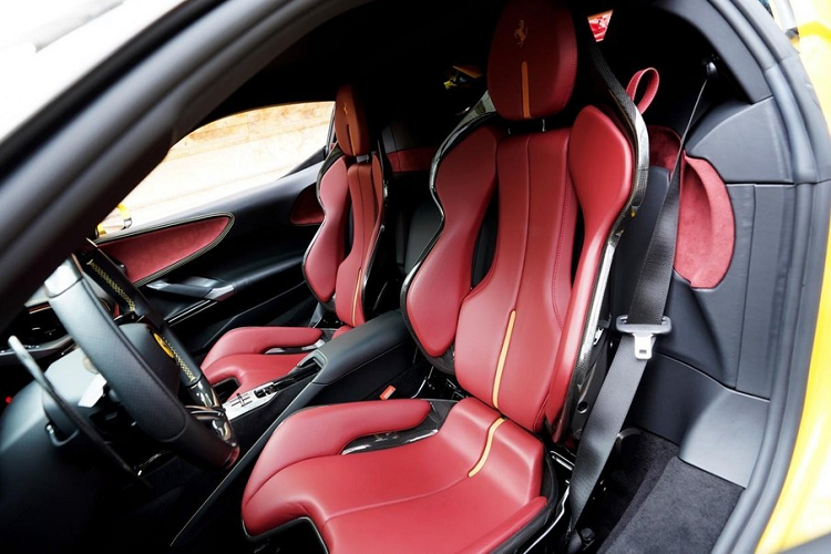 Biển số 51H-886.68 của chiếc siêu xe Ferrari SF90 Stradale mới được Hoàng Kim Khánh chia sẻ khá phù hợp với các biển số đẹp trên những siêu xe và xe siêu sang mà đại gia này sở hữu trước đó. Điều này đã khiến dân mạng thốt lên, đại gia thường gặp may mắn.