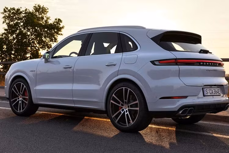 Porsche trang bị cho Cayenne Turbo E-Hybrid 2024 bộ pin 25,9 kWh, thay thế cho bộ pin 17,9 kWh được sử dụng trong các mẫu xe hybrid plug-in thế hệ trước. Hãng hiện chưa công bố phạm vi di chuyển thuần điện của mẫu xe này, nhưng cho biết cụm pin trên được sạc đầy trong vòng 2,5 giờ thông qua bộ sạc AC 11 kW tiêu chuẩn.