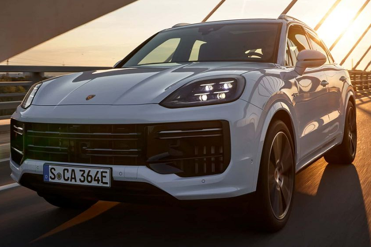 Nhằm giúp cho khối động cơ được vận hành tối ưu, Porsche trang bị cho Cayenne Turbo E-Hybrid 2024 hệ thống treo khí nén hai buồng, hai van mới. Công nghệ này cho phép chiếc xe có thể tự động điều chỉnh các cài đặt riêng biệt theo từng chế độ vận hành, giúp cho người lái kiểm soát tốt hơn chiếc xe của họ theo nhu cầu di chuyển.