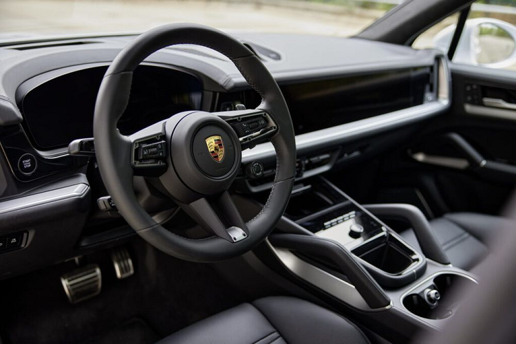 Tương tự như các mẫu xe khác cùng thương hiệu, Cayenne Turbo E-Hybrid 2024 có không gian nội thất mang đậm chất thể thao nhưng cũng không kém phần tiện nghi. Phiên bản này được trang bị vô lăng GT Sport có sưởi, ghế Sport bọc da chỉnh điện 18 hướng, sạc điện thoại không dây 15W và trần xe bọc Race-Tex (loại chất liệu có ngoại hình giống da lộn, được làm từ vi sợi).