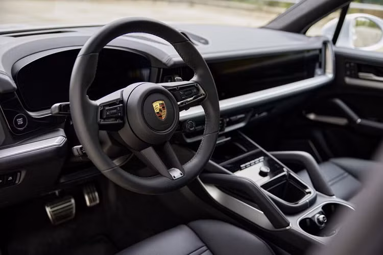 Tương tự như các mẫu xe khác cùng thương hiệu, Cayenne Turbo E-Hybrid 2024 có không gian nội thất mang đậm chất thể thao nhưng cũng không kém phần tiện nghi. Phiên bản này được trang bị vô lăng GT Sport có sưởi, ghế Sport bọc da chỉnh điện 18 hướng, sạc điện thoại không dây 15W và trần xe bọc Race-Tex (loại chất liệu có ngoại hình giống da lộn, được làm từ vi sợi).