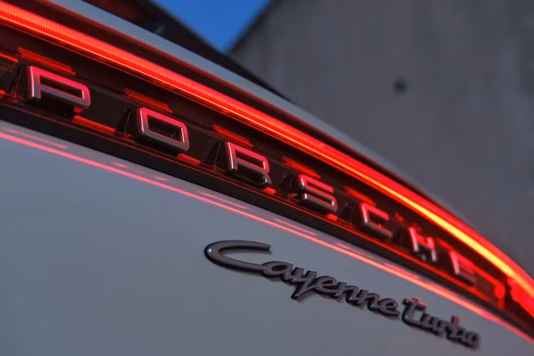 Ngoài ra, mẫu xe này còn được trang bị tiêu chuẩn hệ thống điều phối mô-men xoắn và hệ thống đánh lái trục sau được cung cấp dưới dạng tùy chọn. Các hệ thống này giúp cho chiếc xe có độ ổn định cực kỳ ấn tượng, nhất là khi vận hành ở tốc độ cao.