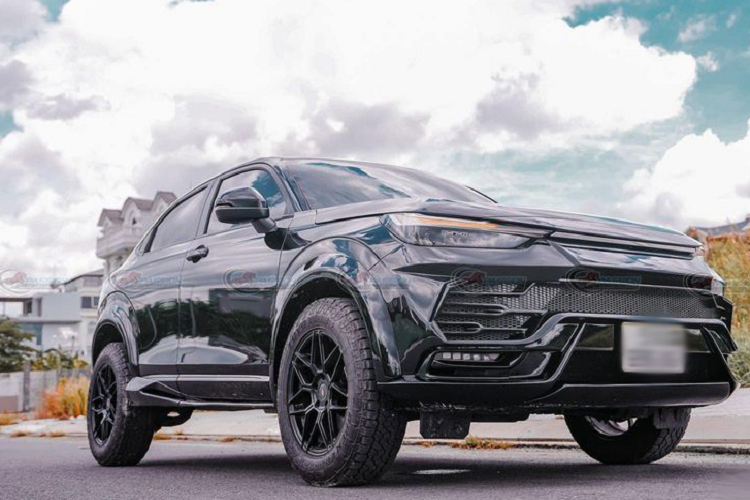 Theo đó, bộ lưới tản nhiệt, hốc đèn sương mù và cản trước nguyên bản của Honda HR-V đã được thay thế toàn bộ bằng bộ bodykit chế tạo bởi Pasion Auto. Trong khi đó, cụm đèn pha LED được giữ nguyên. Tiếp đến là bổ sung thêm ốp sườn dọc thân xe. Phần đuôi xe cũng được tinh chỉnh để mang vẻ ngoài thể thao hơn. 