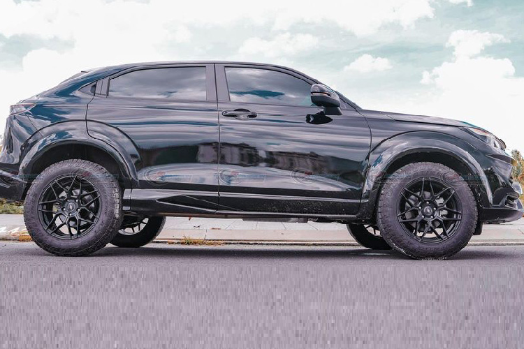 Cuối cùng, hoàn thiện cho diện mạo mang phong cách Lamborghini Urus của Honda HR-V độc nhất vô nhị này là bộ mâm thể thao, đi kèm bộ lốp địa hình Open Country A/T của hãng Toyo. Được biết, để hoàn thiện bản độ độc đáo này đội ngũ của Pasion Auto đã phải mất 45 ngày. Không chỉ dừng lại ở việc thay đổi ngoại hình, chiếc “Honda Urus” này hứa hẹn sẽ có những nâng cấp mang tính đột phá trong tương lai.