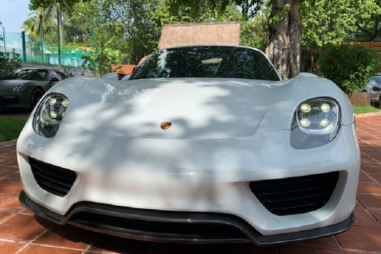 Với việc chiếc xe Porsche 918 Spyder đã đăng ký biển số NG, bộ sưu tập xe hypercar của ông Vũ đã có đầy đủ biển số, 2 xe còn lại là McLaren Senna bản giới hạn 500 chiếc cũng được đơn vị nhập xe đăng ký biển CV và duy nhất, Bugatti Veyron mang biển trắng. Ngoài ra, ông Vũ còn có 1 cặp xe Ford GT thế hệ mới, với giá trị phải trên 120 tỷ đồng, đắt hơn nhiều 3 chiếc xe hypercar còn lại.