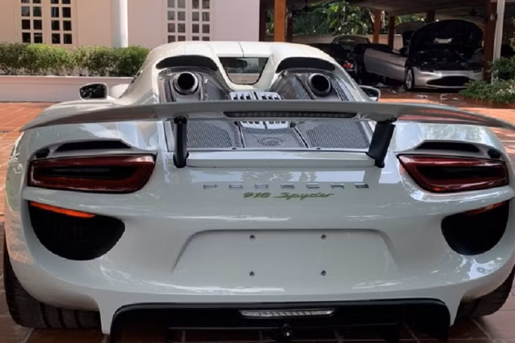 Porsche 918 Spyder của Đặng Lê Nguyên Vũ mới ra biển số đã được trình làng lần đầu tiên trên thế giới cách đây 8 năm về trước và đến hiện tại vẫn là xe Porsche nhanh, mạnh và đắt đỏ nhất. Lúc mới ra mắt, Porsche 918 Spyder có giá chỉ 845.000 đô la nhưng độ hot của xe đã khiến nhiều đại lý tăng giá lên trên 1 triệu đô la và hiện các xe Porsche 918 Spyder "hàng lướt" đang giao dịch không dưới 1,3 triệu đô la.