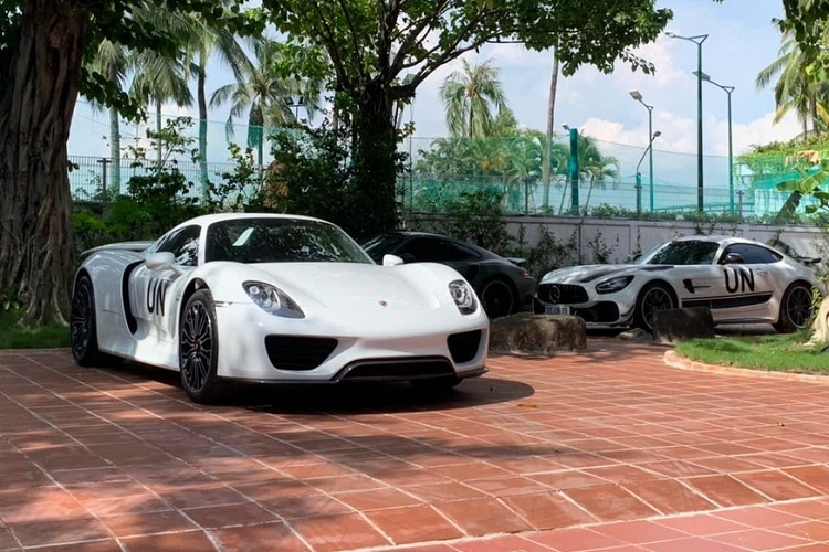 Tháng 4/2021, hình ảnh chiếc siêu xe triệu đô Porsche 918 Spyder về Việt Nam đã nhận được sự quan tâm rất lớn của giới chơi xe trong nước. Lý do, 918 Spyder là chiếc siêu xe thuộc phân khúc hypercar duy nhất của Porsche. Ngoài ra, sau 1 thập kỷ được ra mắt hiện vẫn chưa có chiếc Porsche nào mạnh, nhanh và đắt bằng 918 Spyder.