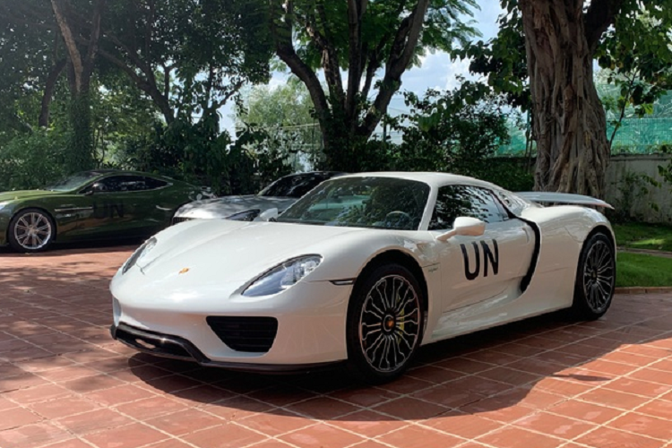  Theo thông tin từ phía đại lý, nếu đóng đầy đủ thuế phí tại Việt Nam và ra biển số trăng, siêu xe này Porsche 918 Spyder có giá không dưới 60 tỷ đồng. Đối thủ chính của 918 Spyder là hai mẫu hypercar đình đám McLaren P1 và Ferrari LaFerrari.