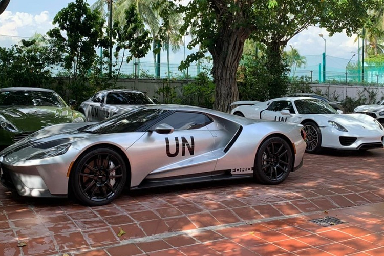 Tuy nhiên, việc ông Đặng Lê Nguyên Vũ mua Porsche 918 Spyder chỉ mang mục đích sưu tập, vì trong garage xe của doanh nhân này đang có hơn 50 chiếc Porsche đủ loại và cần 1 "nhạc trưởng" như 918 Spyder để dẫn dắt, còn việc biển số Porsche 918 Spyder là NG hoàn toàn do đơn vị nhập khẩu tư nhân đăng ký.