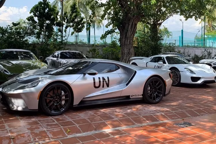 Tuy nhiên, việc ông Đặng Lê Nguyên Vũ mua Porsche 918 Spyder chỉ mang mục đích sưu tập, vì trong garage xe của doanh nhân này đang có hơn 50 chiếc Porsche đủ loại và cần 1 "nhạc trưởng" như 918 Spyder để dẫn dắt, còn việc biển số Porsche 918 Spyder là NG hoàn toàn do đơn vị nhập khẩu tư nhân đăng ký.