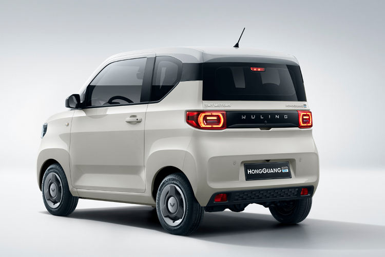 Cụ thể, kế hoạch này của SAIC-GM-Wuling là giúp khách hàng có thể sở hữu mẫu xe điện này chỉ với số tiền trả trước từ 19.800 nhân dân tệ, tương đương 67 triệu đồng, còn giá pin được thanh toán trên cơ sở 5 năm, với mức tối thiểu hàng tháng chỉ là 198 nhân dân tệ, tương đương 672.225 đồng.