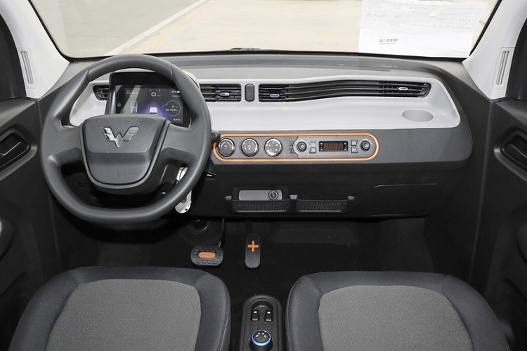 Chính vì điều này mà vào ngày 11/5, liên doanh SAIC-GM-Wuling đã chính thức công bố ra mắt dịch vụ mua xe điện Wuling Hongguang Mini EV theo kiểu mới, cụ thể, họ cung cấp cho người tiêu dùng gói mua xe theo hình thức thuê pin từng tháng. 