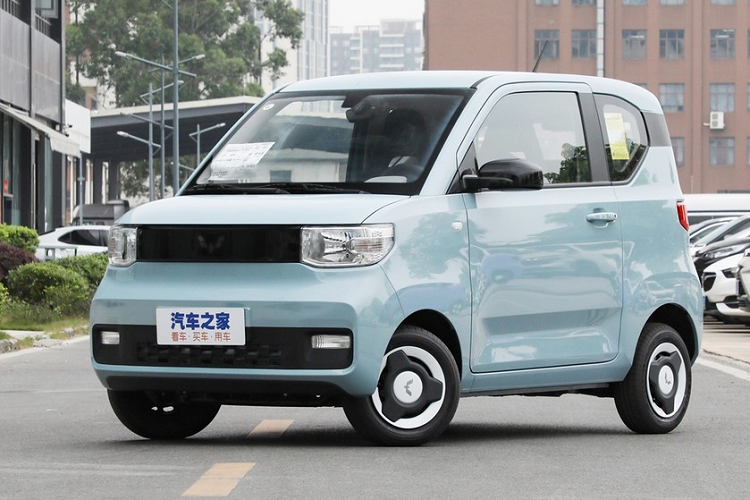 Thành công của Wuling Hongguang Mini EV không thể bàn cãi với doanh số bán hàng như trong mơ khiến các đối thủ thèm khát. Dù đang được xem là vua doanh số trong dòng xe điện cỡ nhỏ, nhưng về lâu dài, chắc chắn thị phần của chiếc xe điện Wuling Hongguang Mini EV cũng phải bị phân tán do các đối thủ đang đẩy mạnh nhiều chiến dịch quảng cáo, trong đó, giá rẻ đang được không ít hãng thực hiện