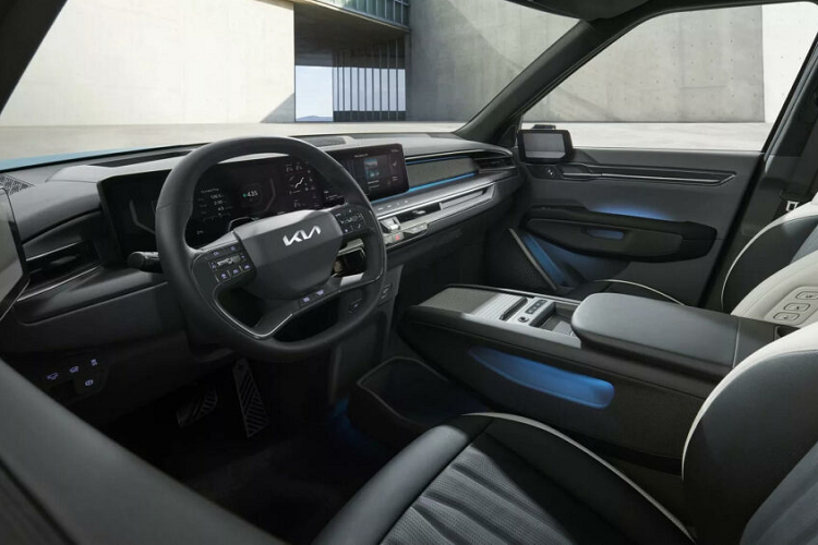 Bên trong xe là các tiện ích như nội thất bọc da nhân tạo SynTex, ghế trước chỉnh điện 8 hướng có sưởi/làm mát, gương chiếu hậu tự động chống chói, điều hòa tự động 3 vùng, sạc điện thoại không dây, dàn âm thanh Meridian 8 loa.