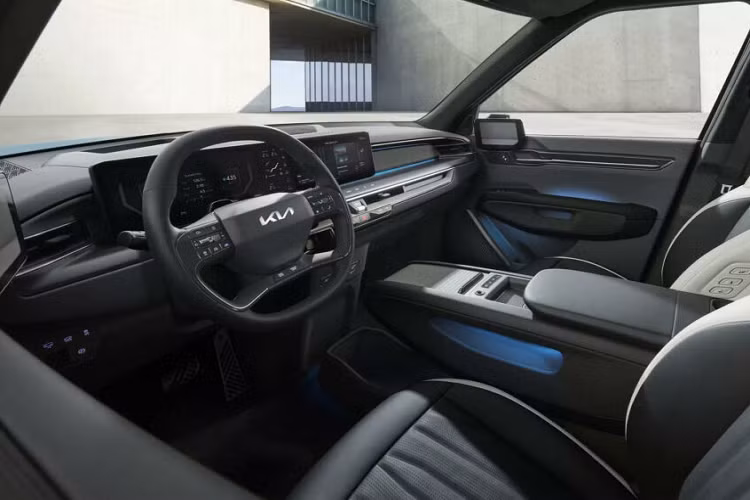 Bên trong xe là các tiện ích như nội thất bọc da nhân tạo SynTex, ghế trước chỉnh điện 8 hướng có sưởi/làm mát, gương chiếu hậu tự động chống chói, điều hòa tự động 3 vùng, sạc điện thoại không dây, dàn âm thanh Meridian 8 loa.