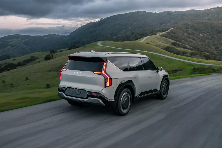 Như vậy, các bản 7 chỗ sẽ được dành cho những cấp độ cấu hình khác. Mẫu xe SUV điện Kia EV9 Light dự kiến sẽ được bán ra vào quý 4 năm nay và sau đó Kia sẽ giới thiệu thêm những lựa chọn cao cấp hơn, đắt tiền hơn cho khách hàng Mỹ. Hãng cho biết bản Long Range sẽ có tầm di chuyển 483 km.