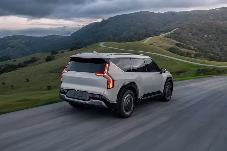 Như vậy, các bản 7 chỗ sẽ được dành cho những cấp độ cấu hình khác. Mẫu xe SUV điện Kia EV9 Light dự kiến sẽ được bán ra vào quý 4 năm nay và sau đó Kia sẽ giới thiệu thêm những lựa chọn cao cấp hơn, đắt tiền hơn cho khách hàng Mỹ. Hãng cho biết bản Long Range sẽ có tầm di chuyển 483 km.