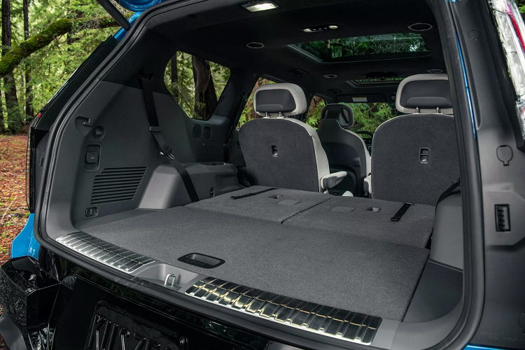 Với bộ pin 76,1 kWh, xe có phạm vi hoạt động tối đa 359 km cho 1 lần sạc. Đáng chú ý, dù được định vị là bản rẻ nhất trong danh mục EV9 tại Mỹ nhưng EV9 Light lại có cấu trúc ghế với 6 chỗ ngồi, trong đó hàng giữa là 2 ghế độc lập.