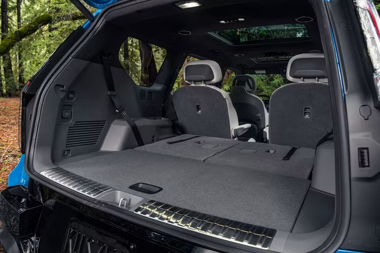 Với bộ pin 76,1 kWh, xe có phạm vi hoạt động tối đa 359 km cho 1 lần sạc. Đáng chú ý, dù được định vị là bản rẻ nhất trong danh mục EV9 tại Mỹ nhưng EV9 Light lại có cấu trúc ghế với 6 chỗ ngồi, trong đó hàng giữa là 2 ghế độc lập.