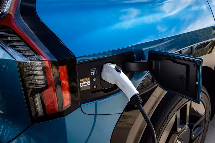 Ở ngoại thất, Kia EV9 Light 2024 mới có hệ thống đèn LED, cảm biến gạt mưa tự động, mâm xe hợp kim 19 inch, cốp sau chỉnh điện, kính sau tối màu riêng tư và kính chắn gió cách âm.