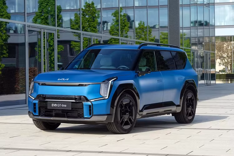 Sau khi tiết lộ phần lớn thông tin về mẫu xe điện Kia EV9 hoàn toàn mới suốt từ đầu năm nay, mãi đến bây giờ hãng xe Hàn Quốc mới chính thức công bố giá xe Kia EV9 2024 mới với khởi điểm của sản phẩm này dành cho thị trường Mỹ.