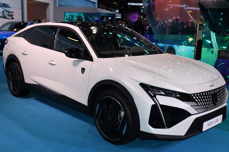 Trong những ngày gần đây, nhiều đại lý đã úp mở việc mẫu SUV lai Coupe Peugeot 408 thế hệ mới chuẩn bị ra mắt Việt Nam. Theo một nhân viên tư vấn bán hàng tại đại lý, mẫu xe này sẽ chính thức trình làng ở Việt Nam ngay trong tháng 10 năm nay.