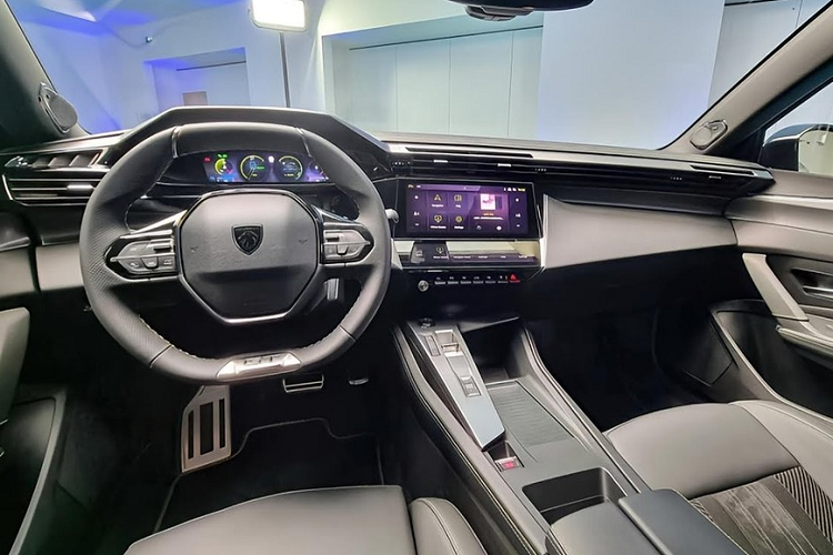 Ngoài ra, Peugeot 408 2024 còn có những đường dập gân và cắt xẻ sắc sảo xung quanh thân xe. Mẫu SUV lai Coupe này sở hữu logo Peugeot nằm sau chắn bùn trước, nóc dốc mượt mà về phía sau, cản sau cứng cáp và ống xả giấu kín, tạo cảm giác gọn gàng. Bên trong Peugeot 408 2024 là không gian nội thất 2 hàng ghế với 5 chỗ ngồi