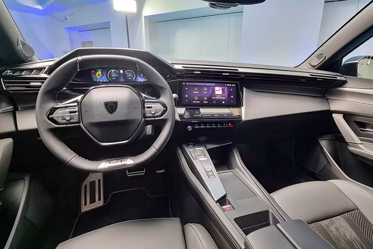 Ngoài ra, Peugeot 408 2024 còn có những đường dập gân và cắt xẻ sắc sảo xung quanh thân xe. Mẫu SUV lai Coupe này sở hữu logo Peugeot nằm sau chắn bùn trước, nóc dốc mượt mà về phía sau, cản sau cứng cáp và ống xả giấu kín, tạo cảm giác gọn gàng. Bên trong Peugeot 408 2024 là không gian nội thất 2 hàng ghế với 5 chỗ ngồi