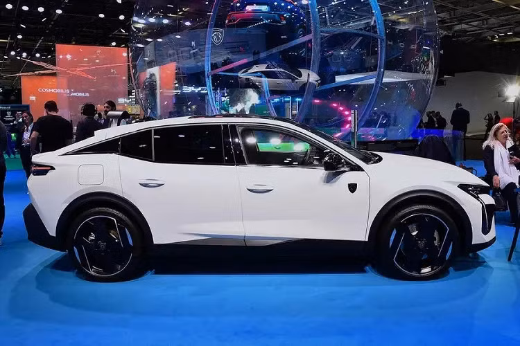 Tương tự người anh em 3008, Peugeot 408 2024 cũng được định vị trong phân khúc SUV cỡ C. Tuy nhiên, so với Peugeot 3008, mẫu xe này có vẻ ngoài "chất chơi" hơn nhờ thiết kế SUV lai Coupe phong cách. Đồng thời, Peugeot 408 2024 cũng dùng khung gầm khác biệt với 3008.