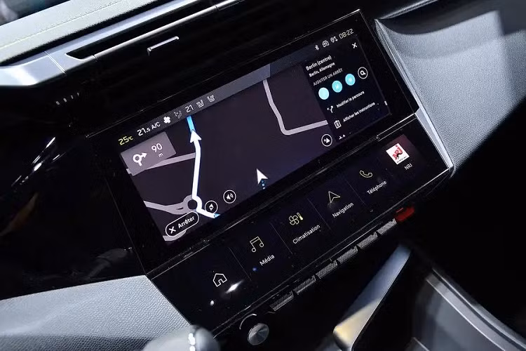 Khoang hành lý của xe có thể tích 471 lít hoặc 1.545 lít nếu ghế sau gập xuống. Tương tự các mẫu xe Peugeot khác, nội thất của 408 mới cũng toát lên vẻ hiện đại với vô lăng 2 chấu nhỏ gọn, tích hợp phím chức năng, bảng đồng hồ kỹ thuật số và màn hình cảm ứng trung tâm đều có kích thước 10 inch