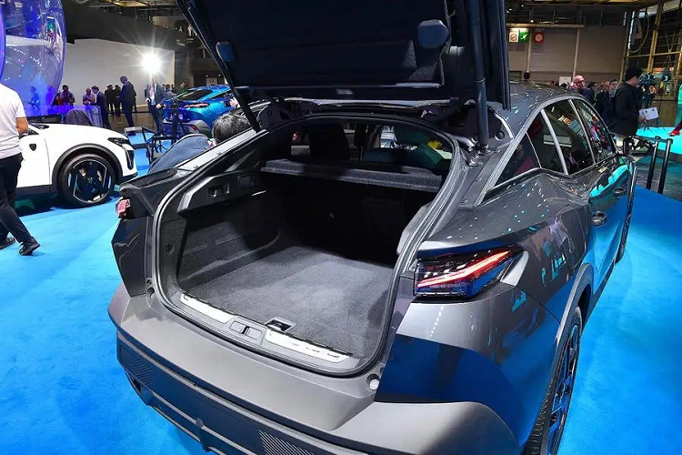 Bên ngoài, 408 thế hệ mới có một số nét thiết kế đặc trưng của xe Peugeot như lưới tản nhiệt không viền, cụm đèn pha LED ma trận thanh mảnh, dải đèn LED định vị ban ngày kéo dài xuống cản trước giống cặp răng nanh và đèn hậu LED nhỏ gọn với tạo hình móng vuốt bên trong. Ở bản cao cấp, xe sẽ dùng vành hợp kim 20 inch với thiết kế độc đáo.