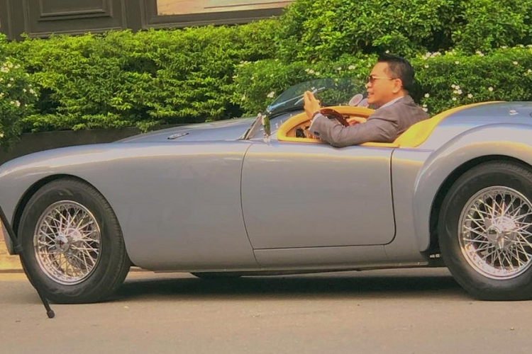 Không ít bình luận cho rằng, trời nắng như "lửa đốt" mà 2 anh này còn chơi quả xe mui trần dạo phố, lại còn mặc vest thì quá ư là độc lạ. Dù bức ảnh chụp từ phía sau chiếc xe mui trần nhưng không quá khó để nhận ra người cầm lái là nhà thiết kế Thái Công, người ngồi bên cạnh là bạn trai kém 17 tuổi và chiếc xe mui trần này thực ra là 1 phiên bản không có mui, mang tên gọi MGA 1600.